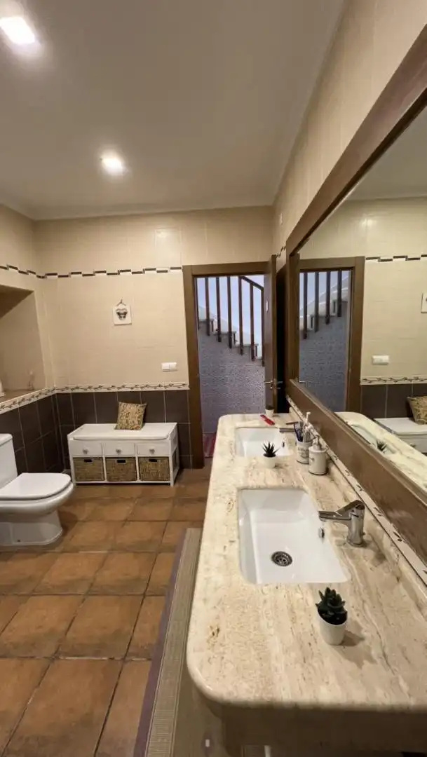 Casa adosada en venta en Calle de Toledo, 7, Peal de Becerro Baño de Casa adosada en venta en Peal de Becerro con Aire acondicionado y Amueblado