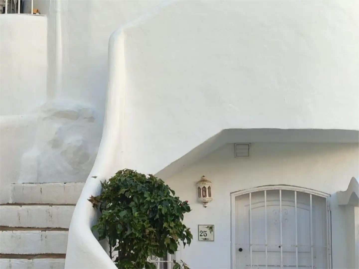Pis en venda a Calle San Gregorio de Calypso, 1, Calahonda Vista exterior de Pis en venda en Mijas amb Aire condicionat, Calefacció i Jardí privat