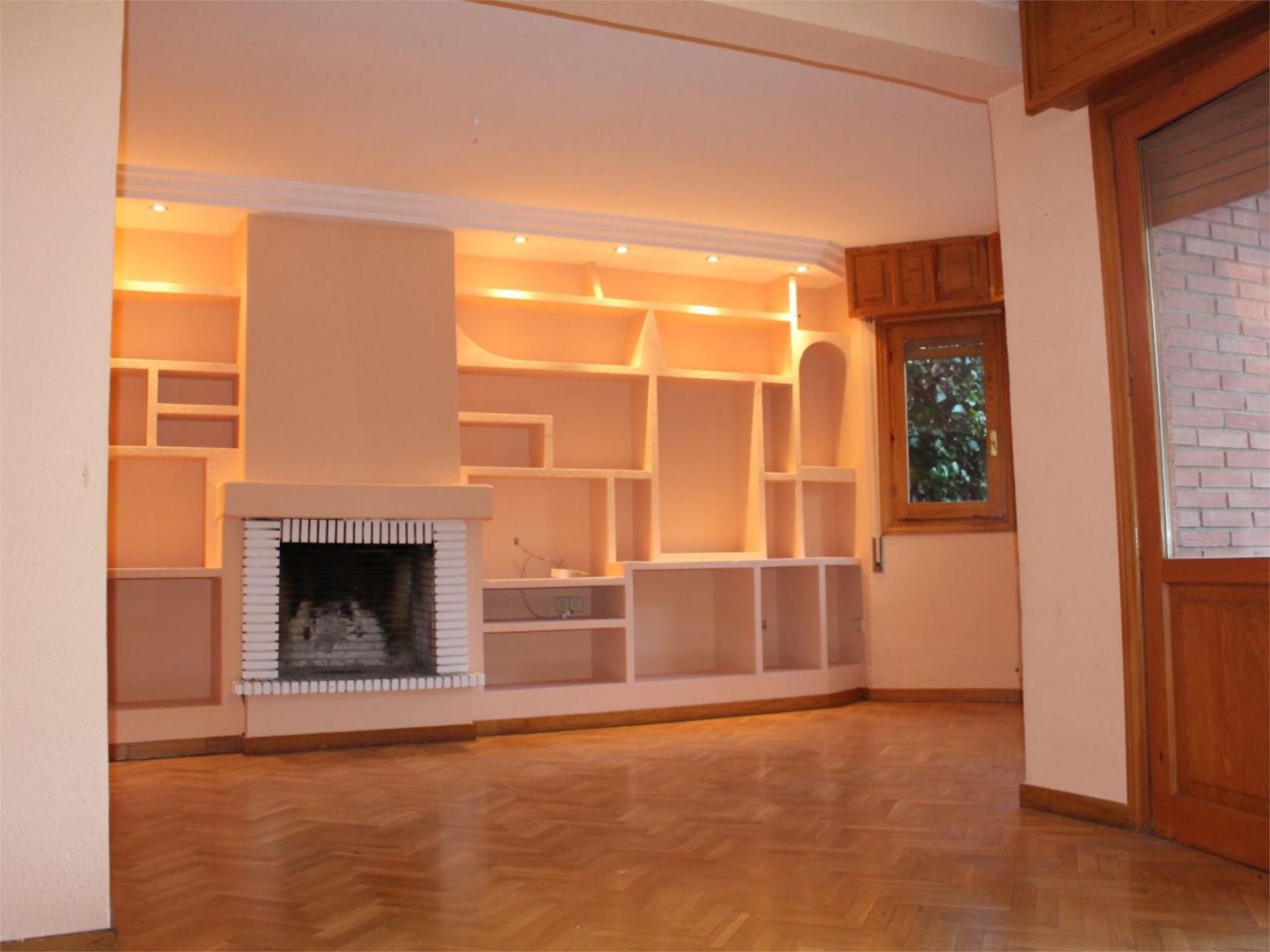 Sala d'estar de Casa adosada en venda en Galapagar amb Aire condicionat, Calefacció i Jardí privat