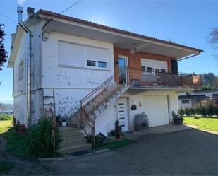 Vista exterior de Casa adosada en venda en Bergondo amb Calefacció, Jardí privat i Terrassa