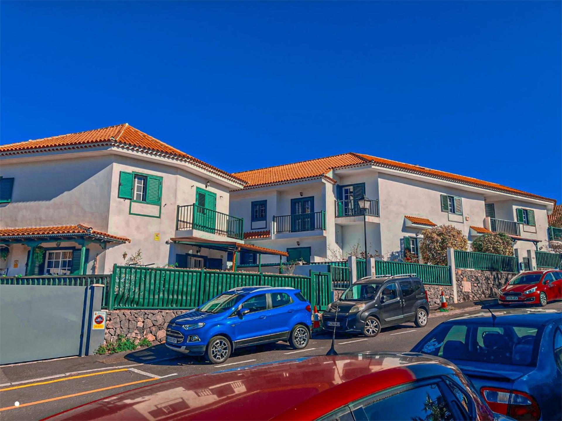 Vista exterior de Casa adosada en venda en Tacoronte amb Traster, Piscina i Aparcament comunitari