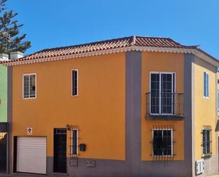 Vista exterior de Casa adosada en venda en San Cristóbal de la Laguna amb Terrassa i Balcó