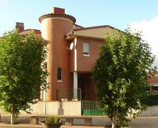 Vista exterior de Casa adosada en venda en Viana de Cega amb Terrassa i Piscina