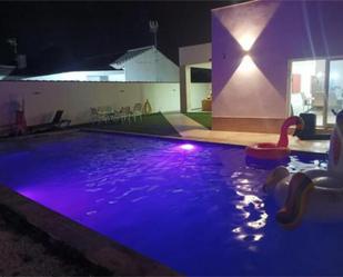 Piscina de Casa adosada en venda en Chiclana de la Frontera amb Jardí privat, Terrassa i Traster