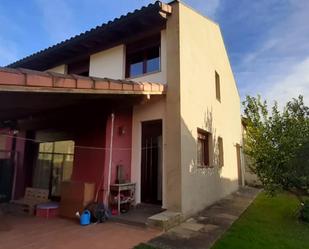 Vista exterior de Casa o xalet en venda en Santa María de Cayón amb Terrassa, Piscina i Balcó