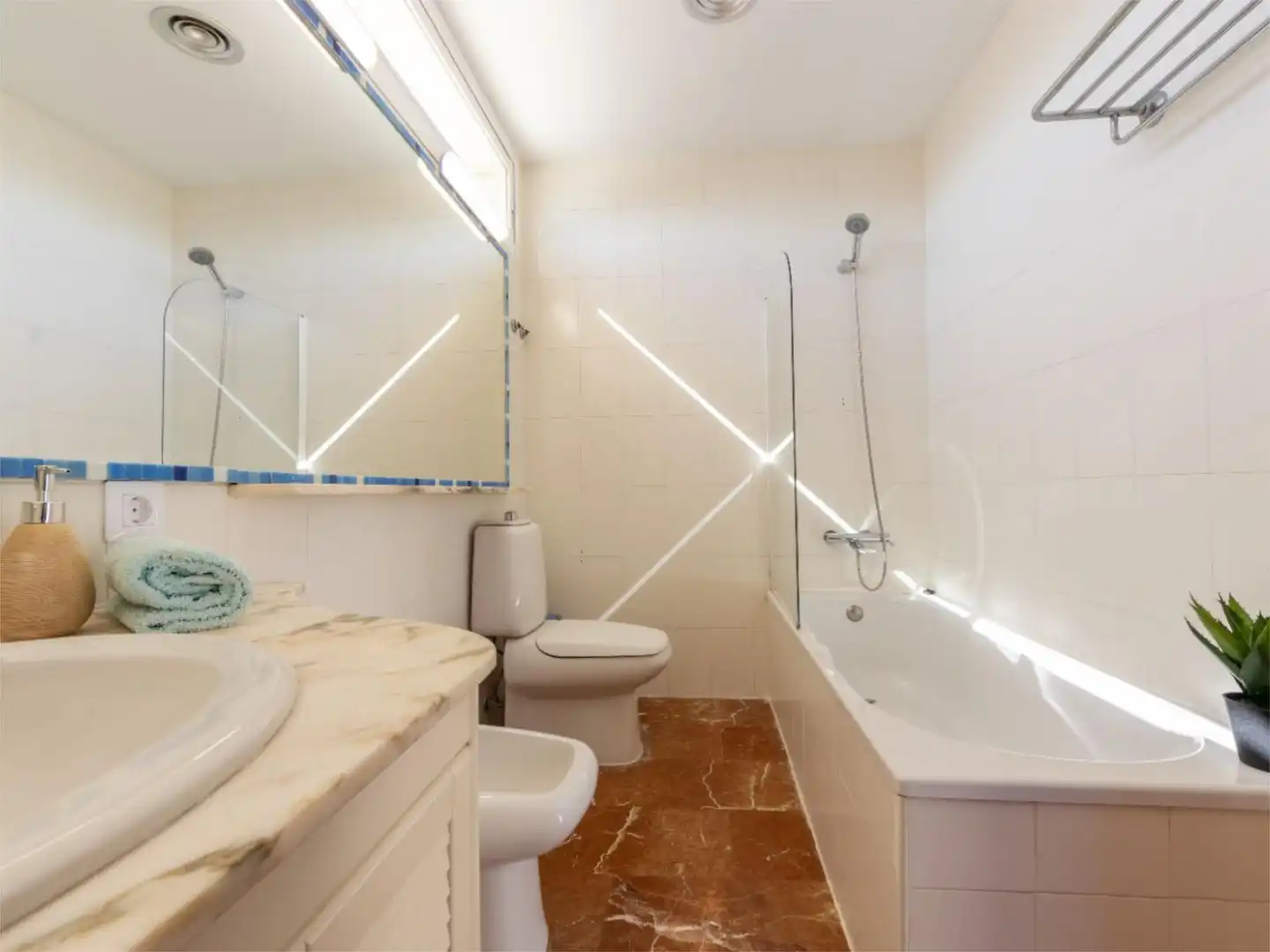 Wohnung zum Verkauf in Carrer Mar Roig, 2, L'Ampolla Badezimmer von Wohnung zum Verkauf in L'Ampolla mit Klimaanlage, Privatgarten und Parkett
