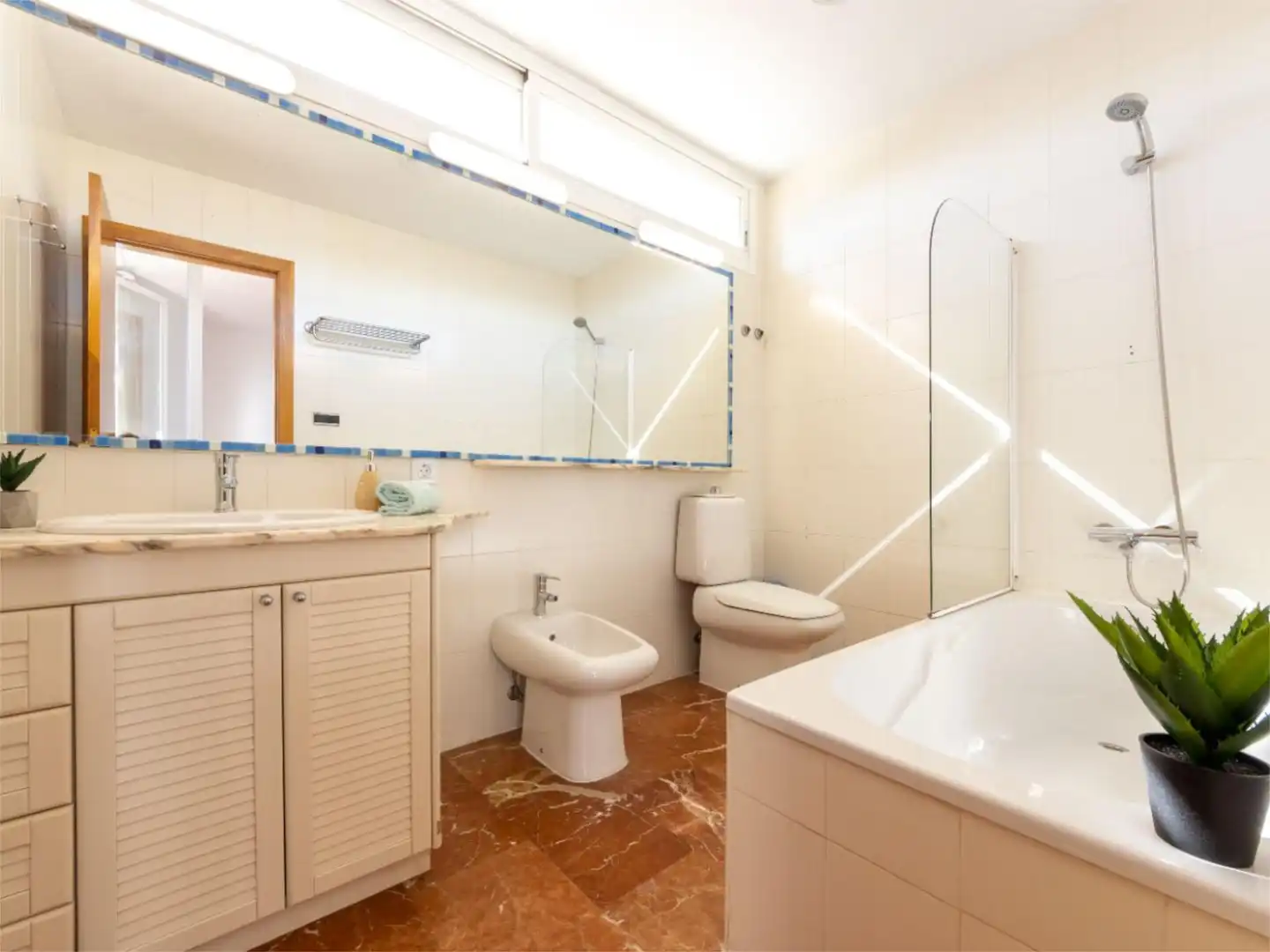 Wohnung zum Verkauf in Carrer Mar Roig, 2, L'Ampolla Badezimmer von Wohnung zum Verkauf in L'Ampolla mit Klimaanlage, Privatgarten und Parkett