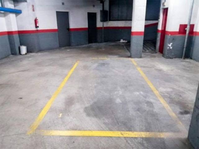 Garaje en Alquiler en Carrer de Josep Sangenís, 10 en La Teixonera