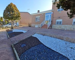 Vista exterior de Pis en venda en Uceda amb Aire condicionat, Terrassa i Piscina