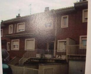 Vista exterior de Casa adosada de lloguer en Sariegos amb Calefacció, Jardí privat i Terrassa