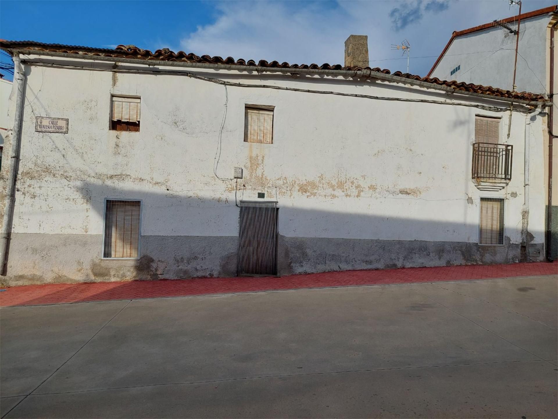 Vista exterior de Casa adosada en venda en Pozuelo de Zarzón amb Balcó