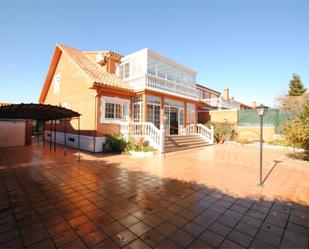 Vista exterior de Casa o xalet en venda en Villalbilla amb Aire condicionat, Terrassa i Piscina