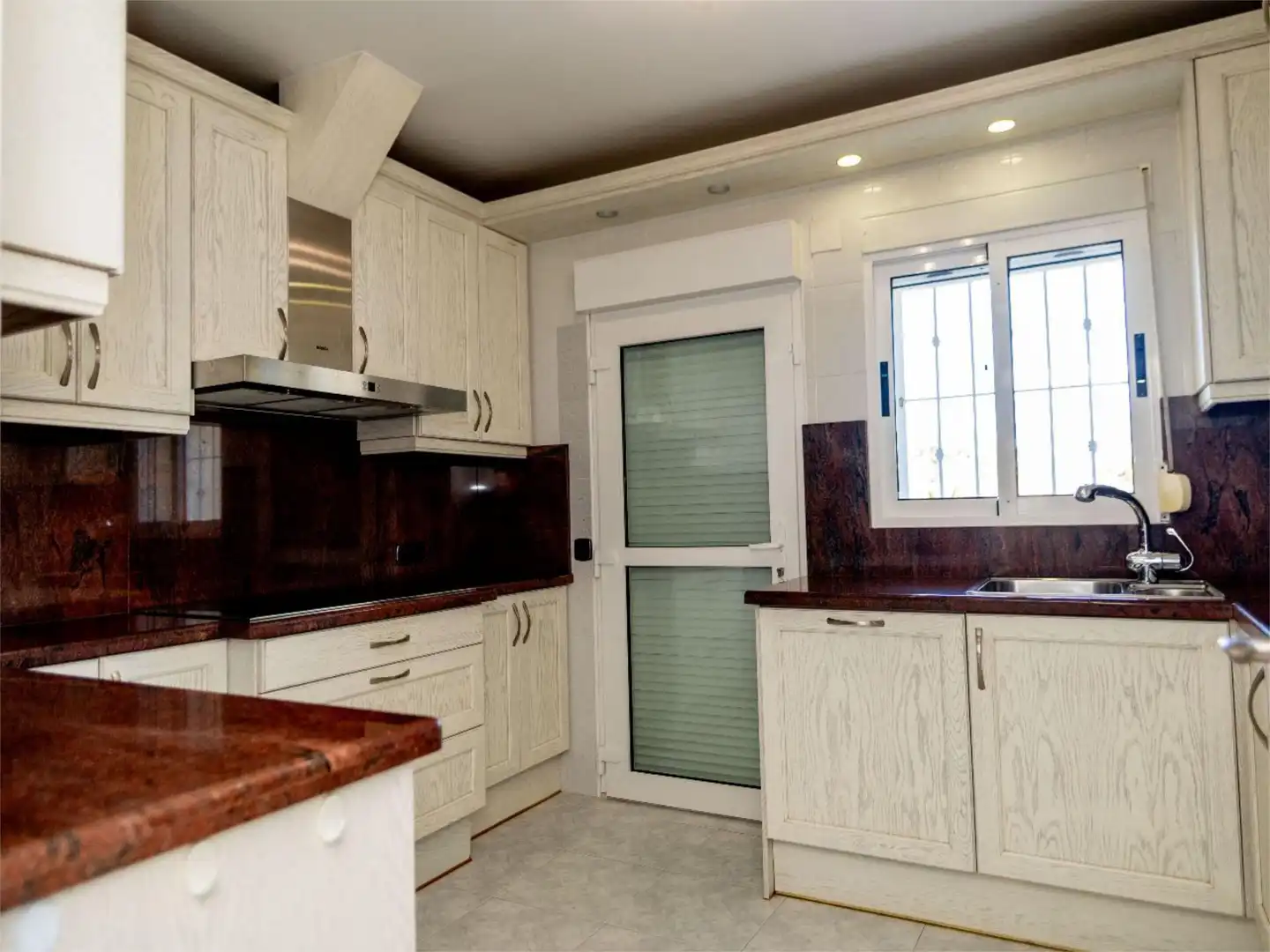 Casa o chalet en venta en Carrer de l'Alzina, 31, El Montgó Cocina de Casa o chalet en venta en Dénia con Aire acondicionado, Calefacción y Jardín privado