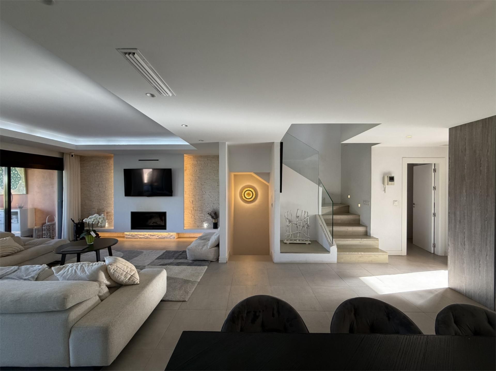 Living room of Flat for sale in Estepona  with Air Conditioner, Terrace and Swimming Pool