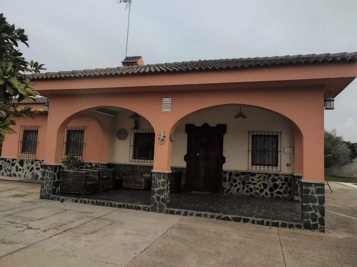 Vista exterior de Casa o xalet en venda en Coria del Río amb Aire condicionat, Calefacció i Jardí privat