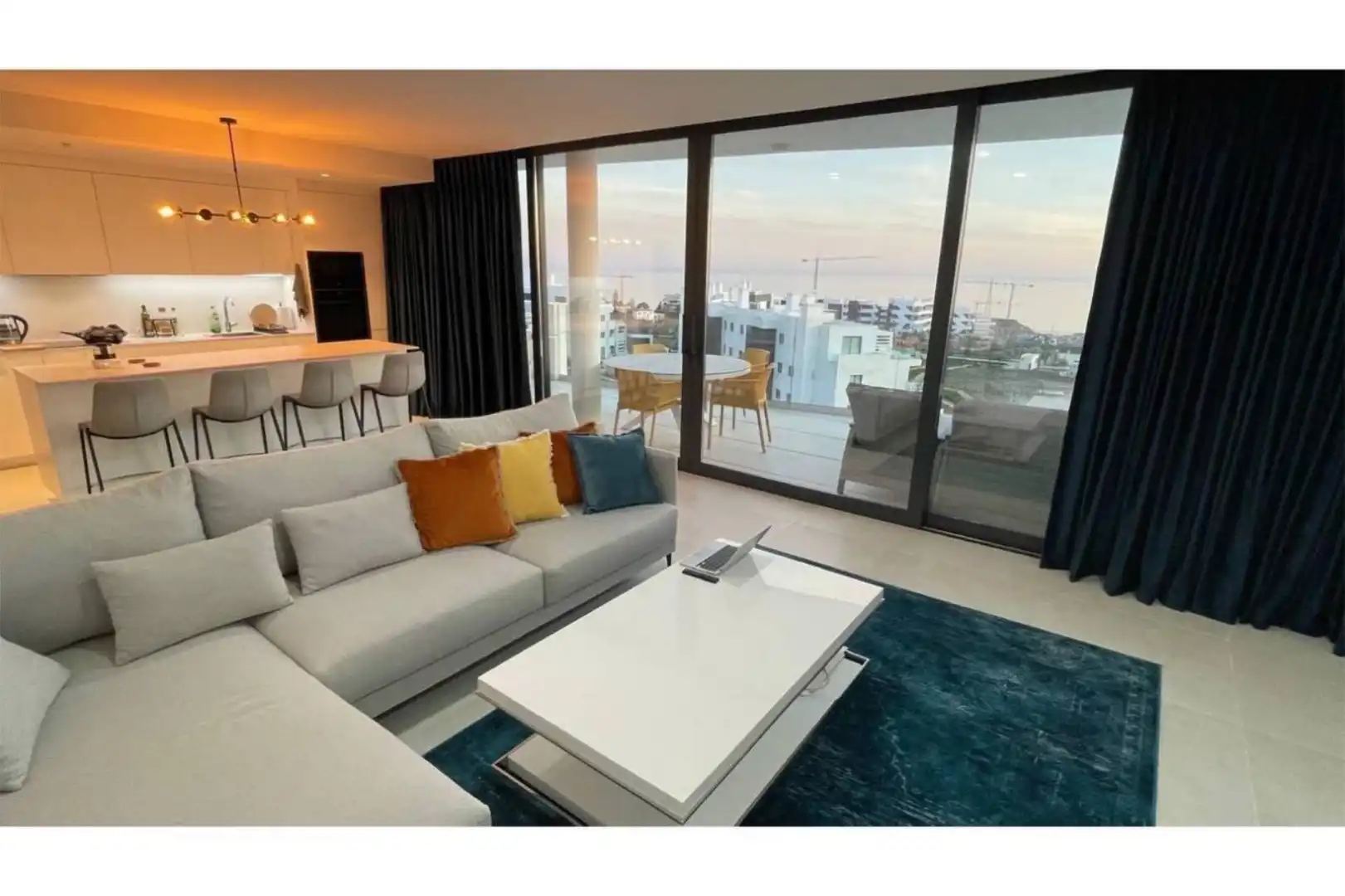 Apartament en venda a Avenida 8 de Marzo, 32, El Higuerón Sala d'estar de Apartament en venda en Fuengirola amb Aire condicionat, Terrassa i Piscina