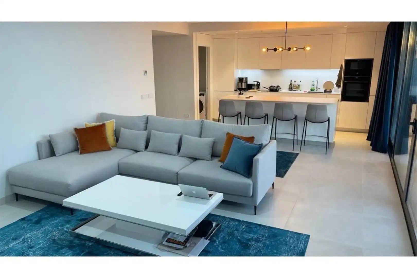 Apartament en venda a Avenida 8 de Marzo, 32, El Higuerón Sala d'estar de Apartament en venda en Fuengirola amb Aire condicionat, Terrassa i Piscina