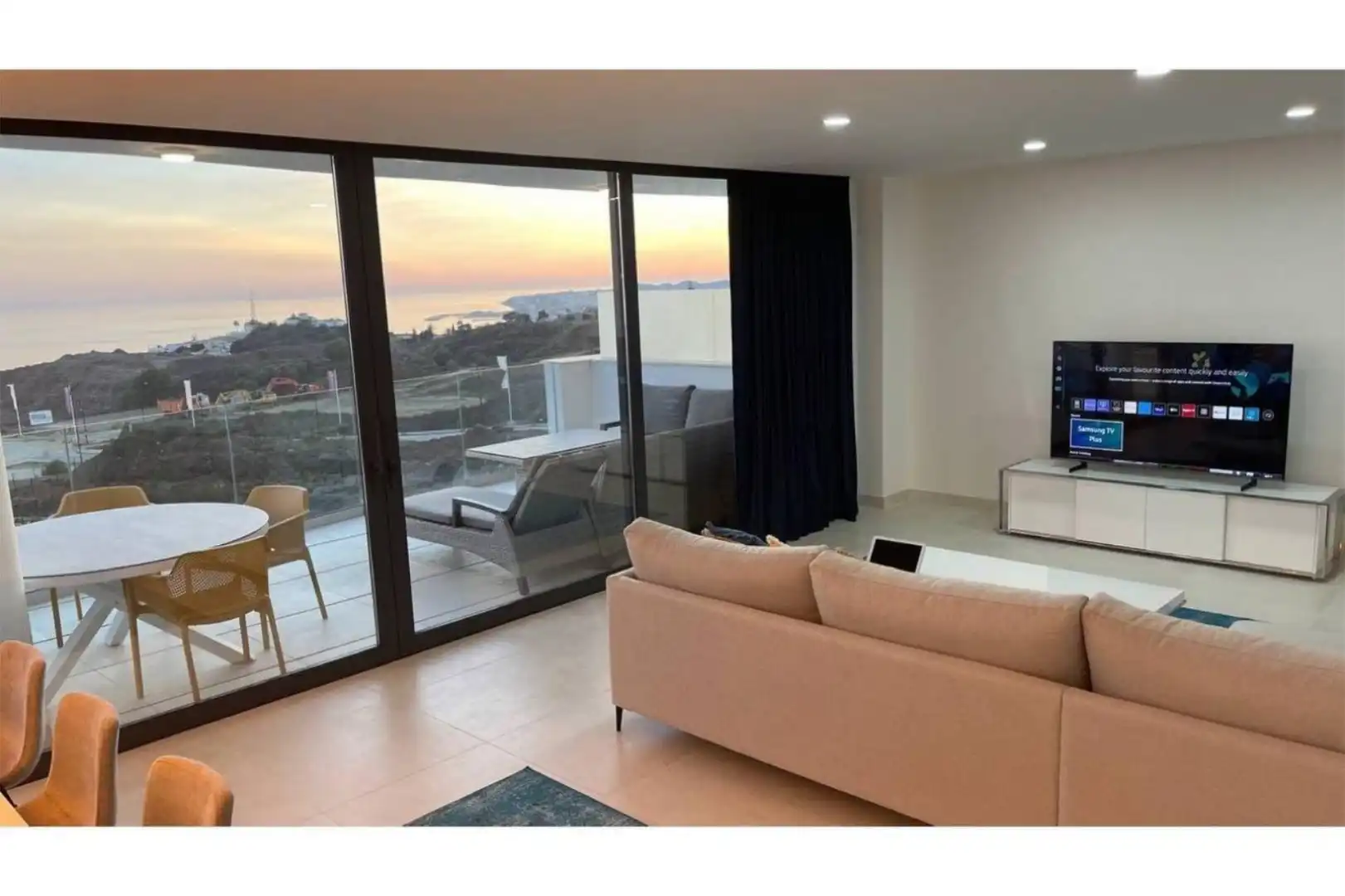 Apartament en venda a Avenida 8 de Marzo, 32, El Higuerón Sala d'estar de Apartament en venda en Fuengirola amb Aire condicionat, Terrassa i Piscina