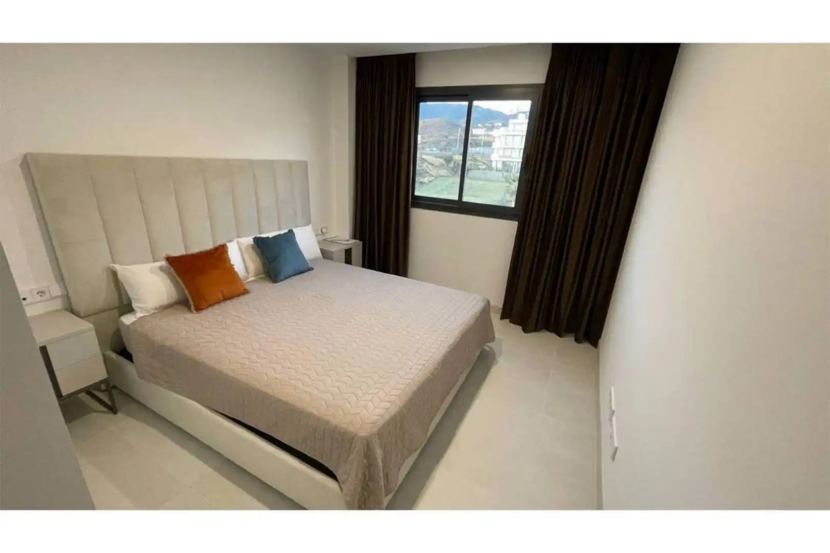 Apartament en venda a Avenida 8 de Marzo, 32, El Higuerón Dormitori de Apartament en venda en Fuengirola amb Aire condicionat, Terrassa i Piscina