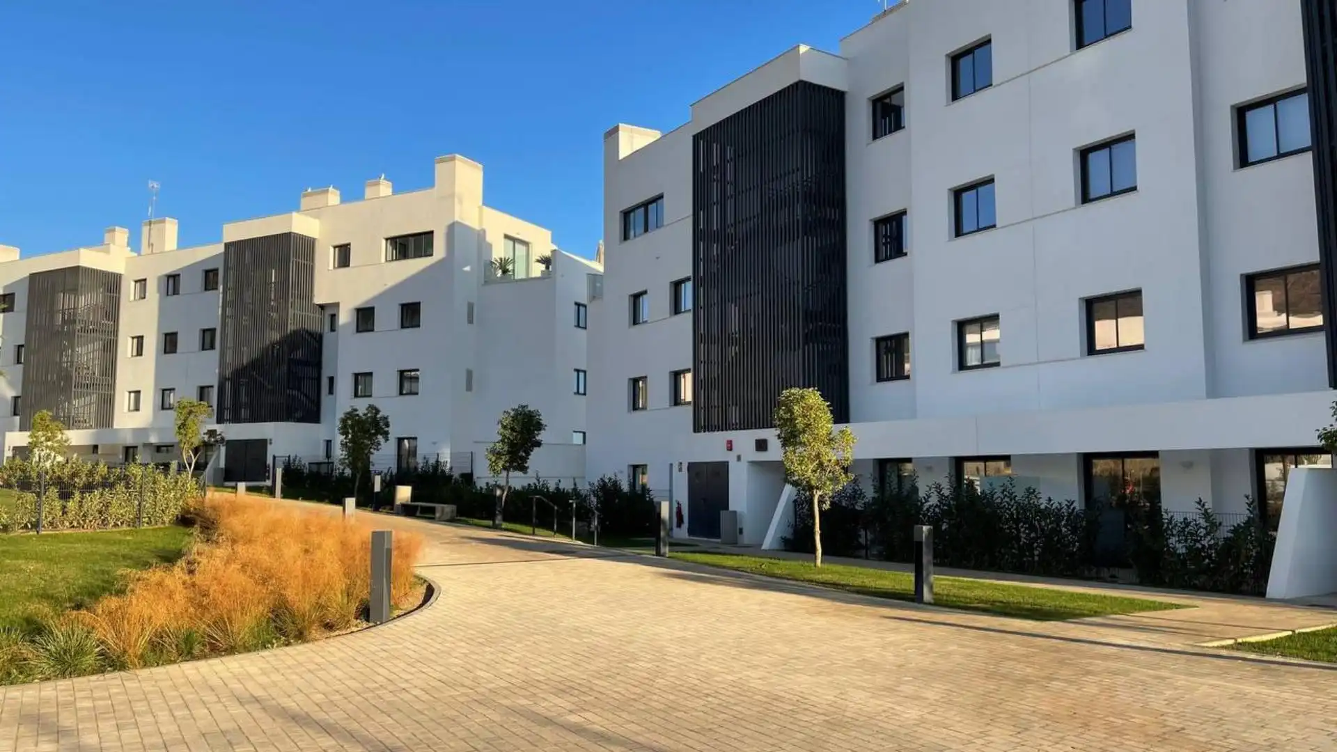 Apartament en venda a Avenida 8 de Marzo, 32, El Higuerón Vista exterior de Apartament en venda en Fuengirola amb Aire condicionat, Terrassa i Piscina