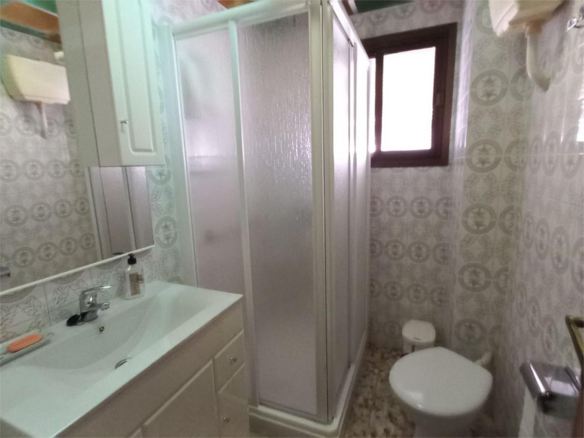 Bathroom of Flat for sale in Hinojosa del Duque  with Air Conditioner, Terrace and Storage room