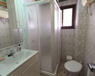 Bathroom of Flat for sale in Hinojosa del Duque  with Air Conditioner, Terrace and Storage room