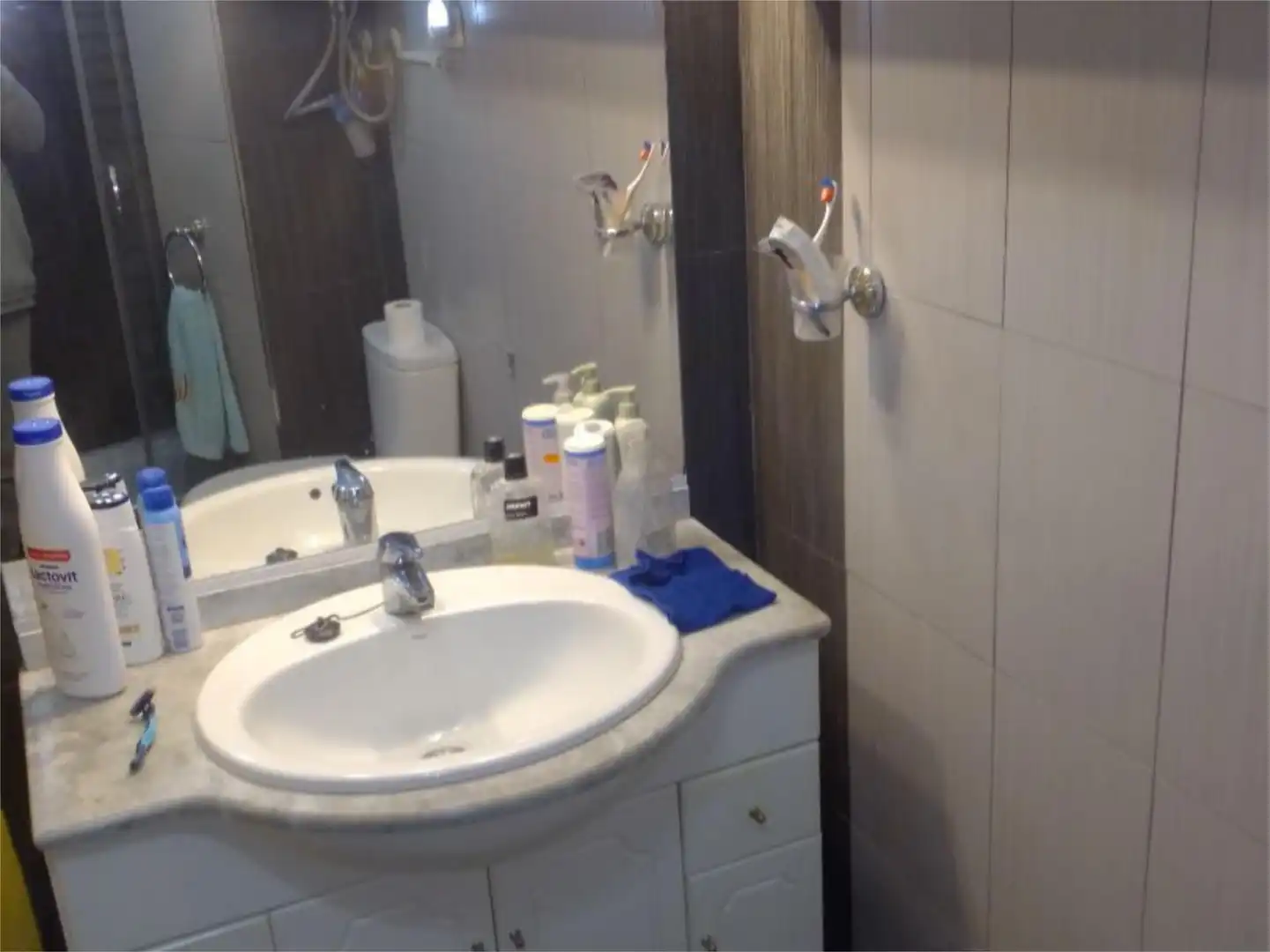 Bathroom of Apartments for share in Benidorm