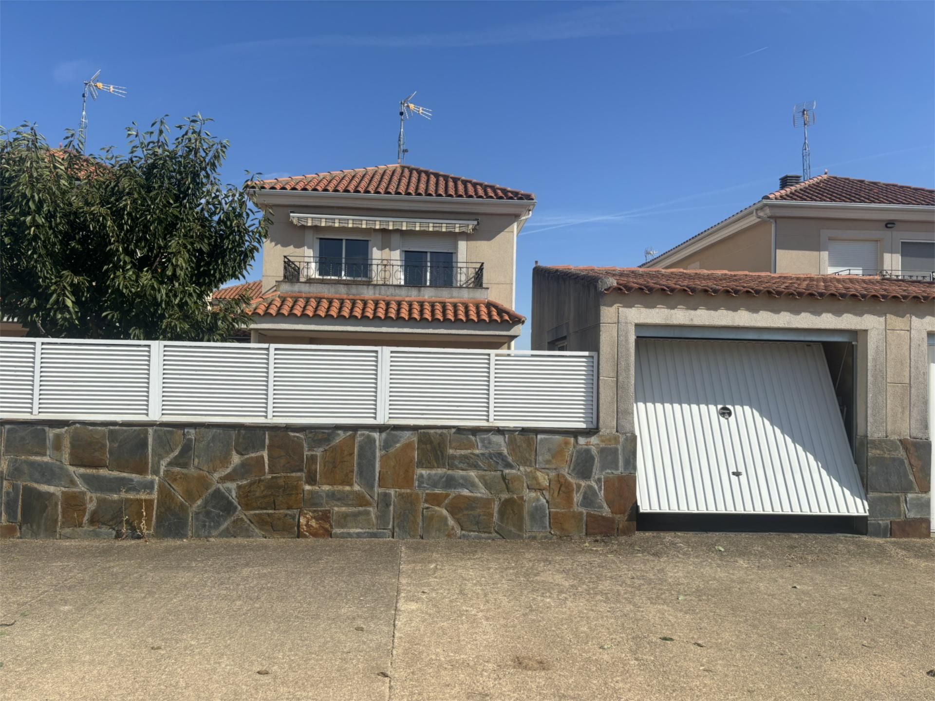 Vista exterior de Casa o xalet en venda en Villafáfila amb Calefacció, Jardí privat i Parquet
