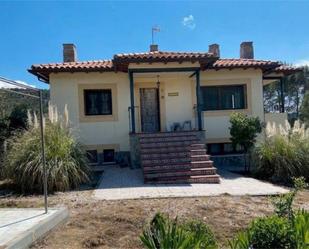 Vista exterior de Casa adosada en venda en Auñón amb Calefacció, Jardí privat i Terrassa