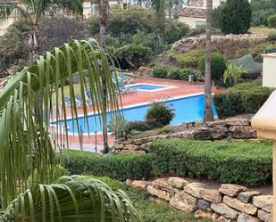 Piscina de Pis en venda en Marbella amb Aire condicionat, Calefacció i Jardí privat