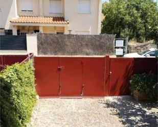 Vista exterior de Casa adosada en venda en Navalafuente amb Calefacció, Jardí privat i Terrassa