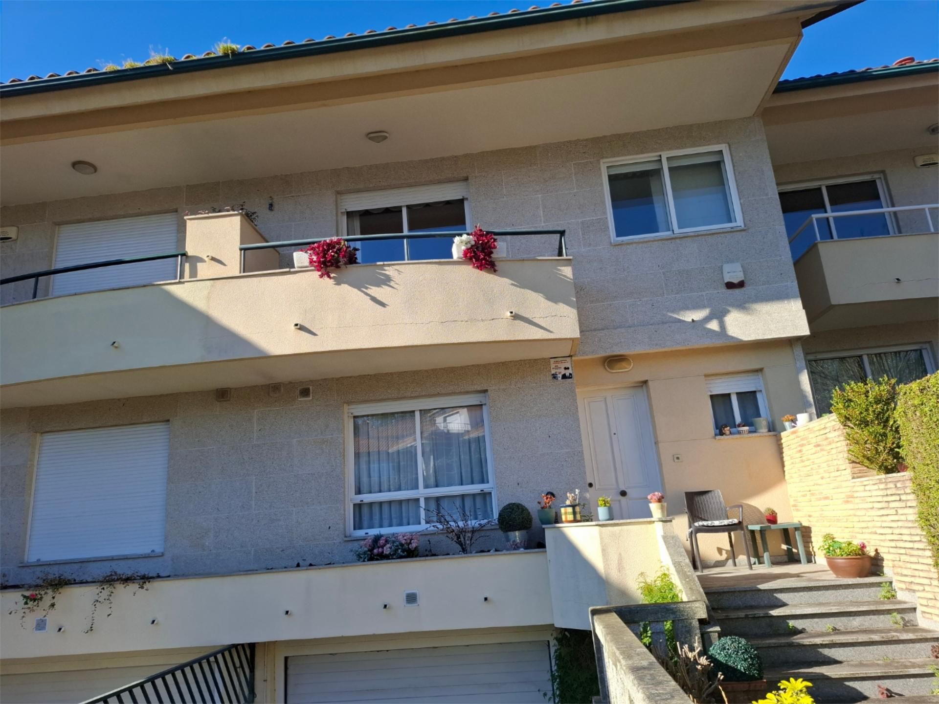 Terrassa de Casa adosada en venda en Nigrán amb Calefacció, Parquet i Traster