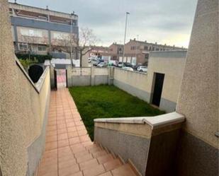 Vista exterior de Casa adosada de lloguer en Cáceres Capital amb Jardí privat