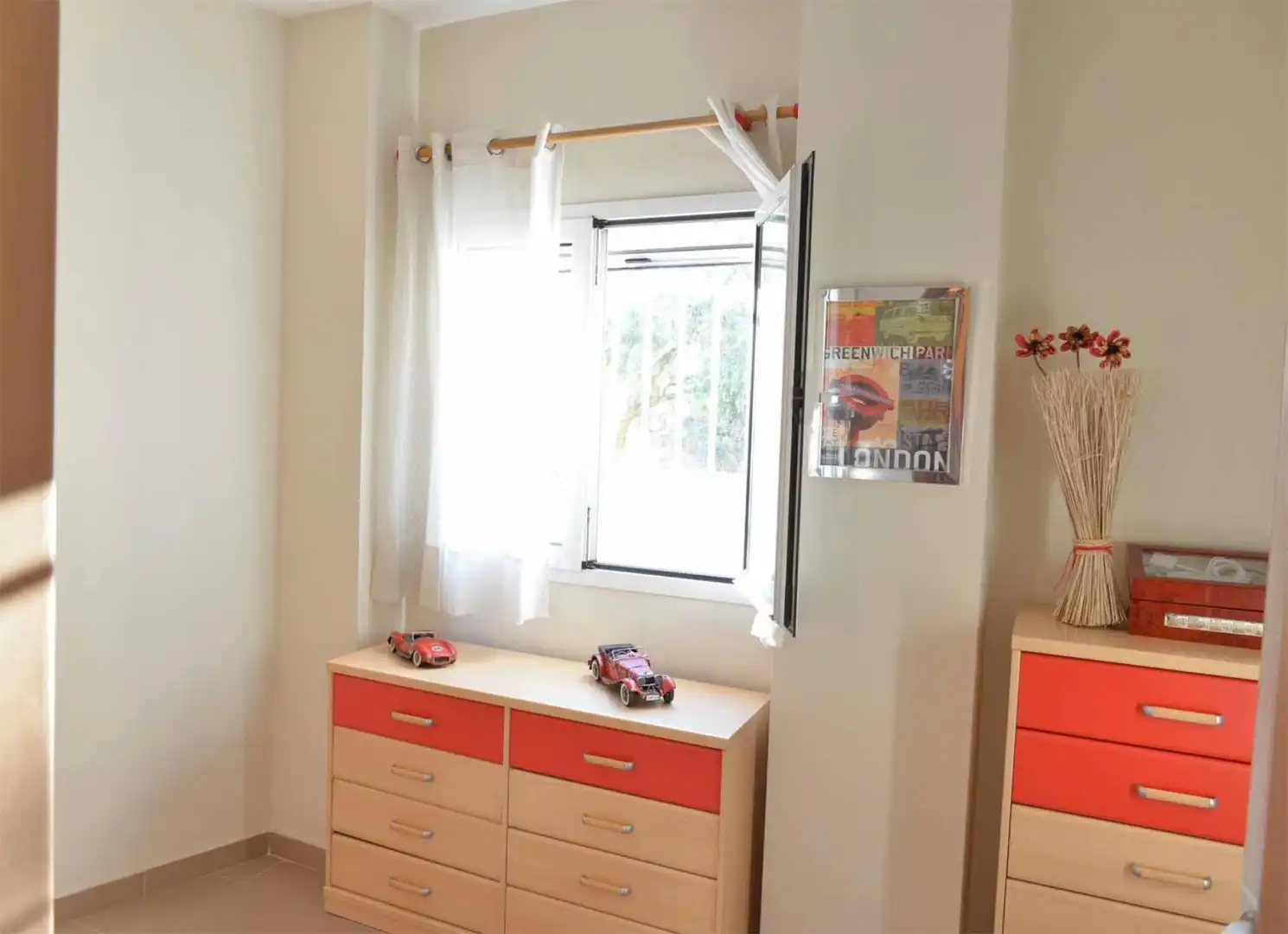 Casa o chalet en venta en Calle Carmen de Burgos Colom, 5, Barrio Bajo Habitación de Casa o chalet en venta en San Juan de Aznalfarache con Aire acondicionado, Calefacción y Terraza