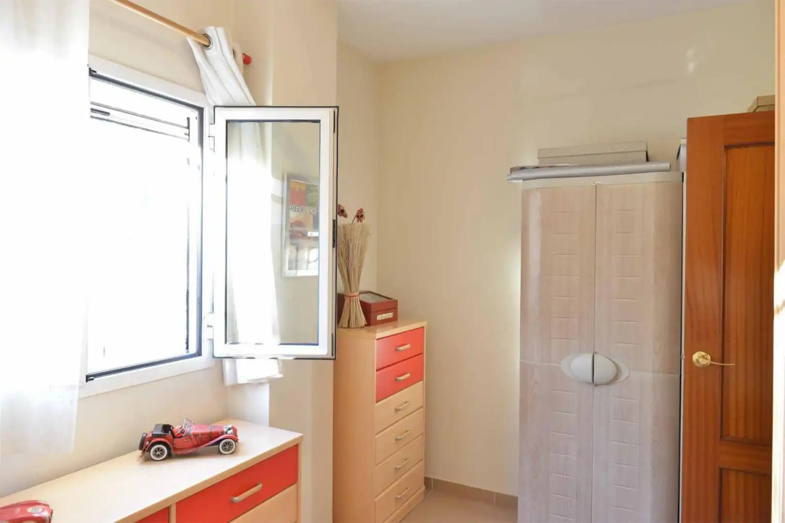 Casa o chalet en venta en Calle Carmen de Burgos Colom, 5, Barrio Bajo Habitación de Casa o chalet en venta en San Juan de Aznalfarache con Aire acondicionado, Calefacción y Terraza
