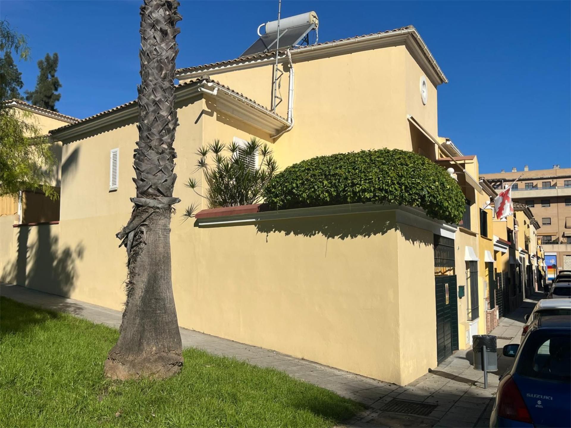 Vista exterior de Casa o xalet en venda en San Juan de Aznalfarache amb Aire condicionat, Calefacció i Terrassa