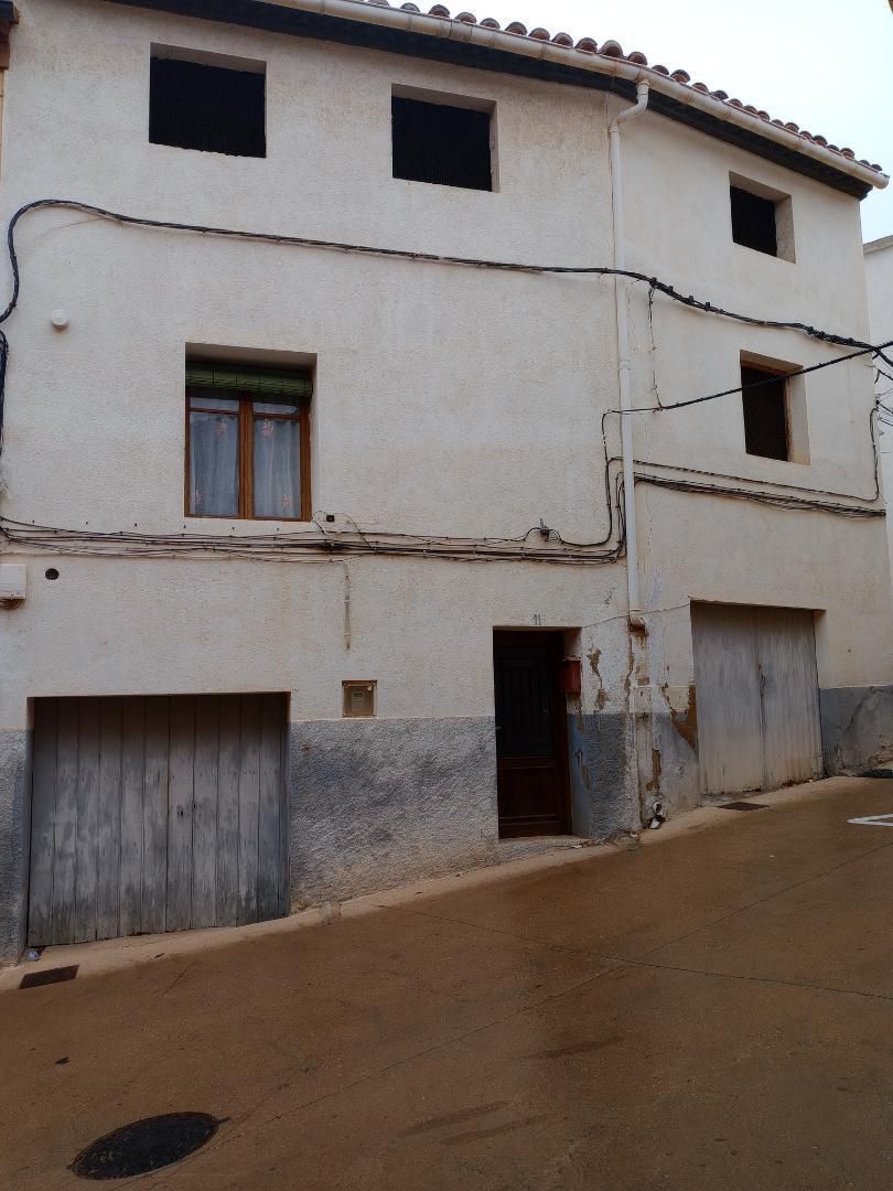 Vista exterior de Casa adosada en venda en Foz-calanda amb Calefacció, Terrassa i Traster