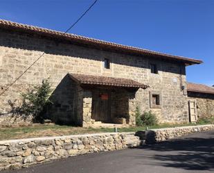 Vista exterior de Casa o xalet en venda en Manzanal de los Infantes amb Calefacció, Jardí privat i Terrassa