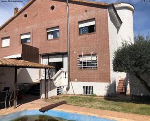 Vista exterior de Casa adosada en venda en Cobeña amb Terrassa i Piscina