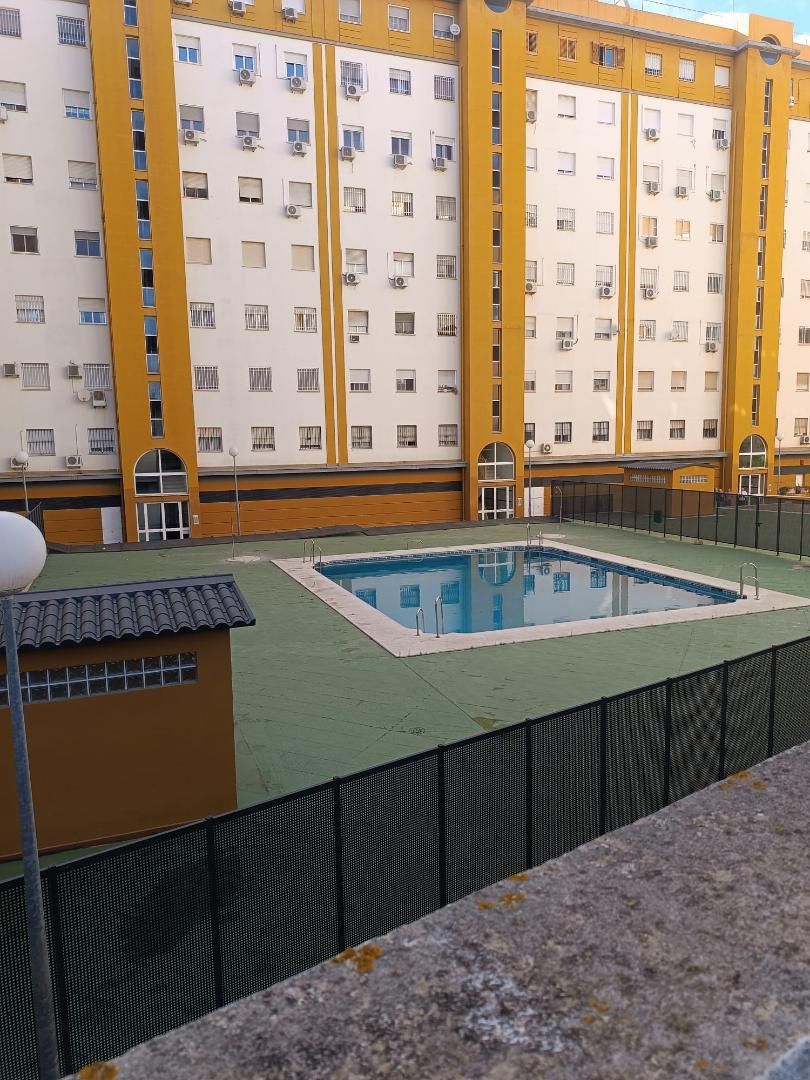 Piscina de Pis en venda en  Sevilla Capital amb Aire condicionat, Calefacció i Jardí privat