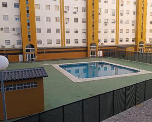 Swimming pool of Flat for sale in  Sevilla Capital  with Air Conditioner, Heating and Private garden