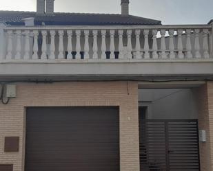 Exterior view of Single-family semi-detached for sale in Fuentes de Ebro  with Terrace and Balcony