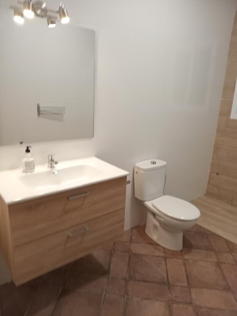 Bany de Casa adosada de lloguer en Écija amb Aire condicionat, Calefacció i Jardí privat