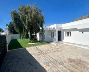 Vista exterior de Casa adosada en venda en Benalmádena amb Terrassa i Piscina