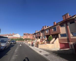 Vista exterior de Casa adosada de lloguer en Siero amb Calefacció, Jardí privat i Parquet