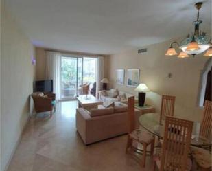 Sala d'estar de Apartament de lloguer en Estepona amb Terrassa i Piscina