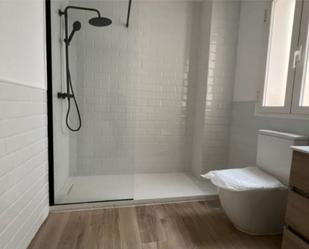 Bathroom of Apartment to rent in  Madrid Capital  with Air Conditioner and Balcony