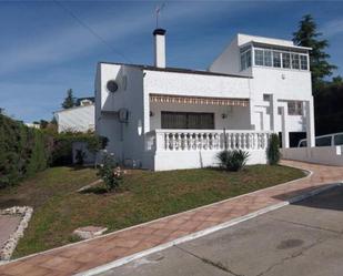 Exterior view of Single-family semi-detached for sale in Majadahonda  with Terrace and Swimming Pool