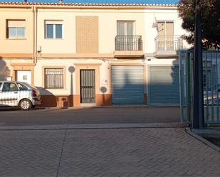 Vista exterior de Casa adosada en venda en Requena amb Aire condicionat, Terrassa i Balcó