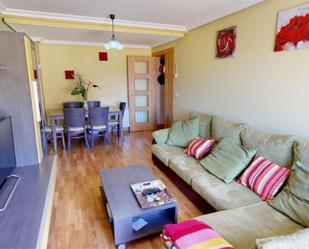 Living room of Flat to rent in Valencia de Don Juan  with Parquet flooring, Terrace and Furnished